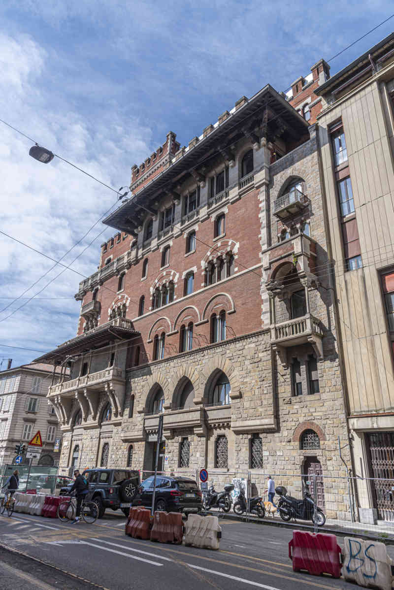 Italia - Milán 150 - palacio Viviani Cova.jpg